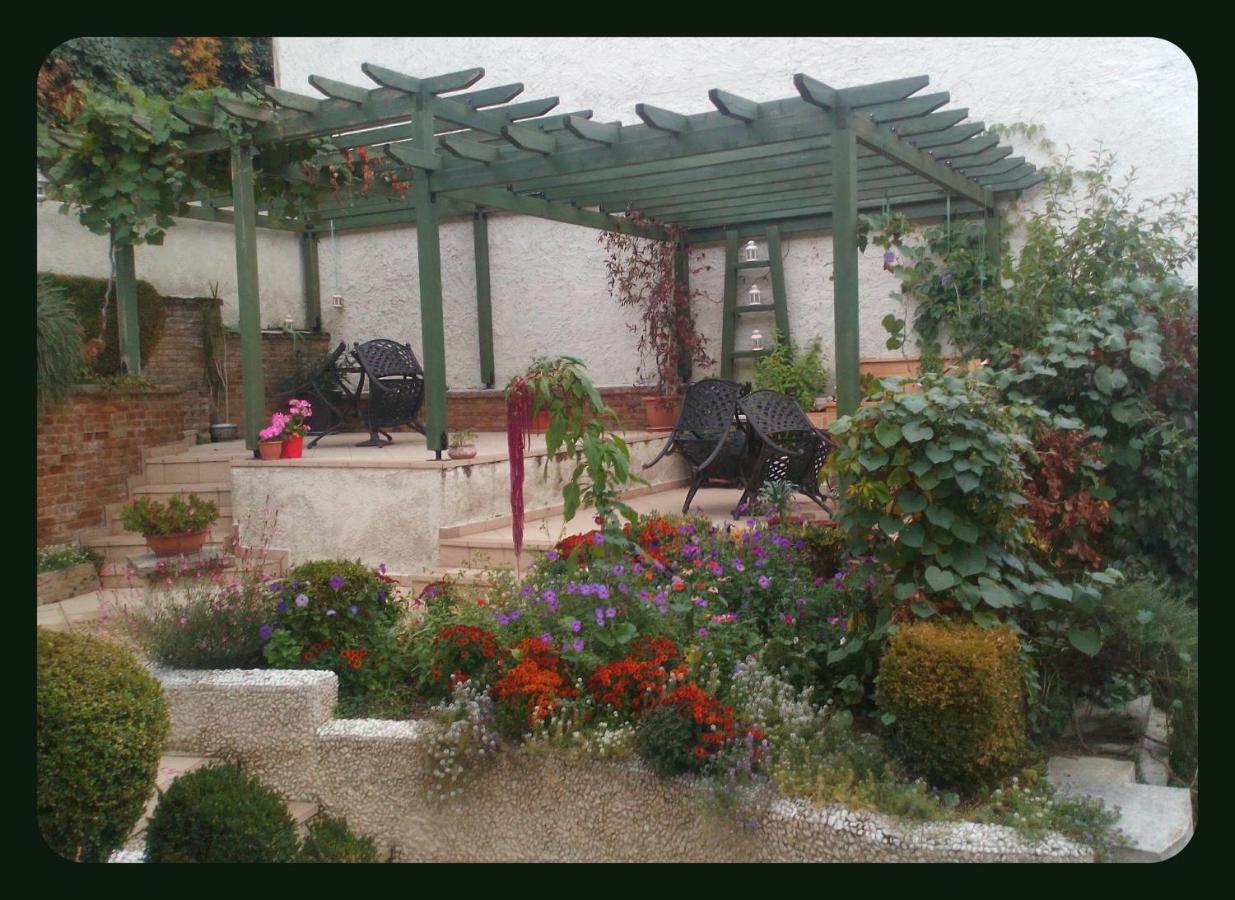 Room "Honeybee" In A Neoclassical House Kastoria Exterior foto